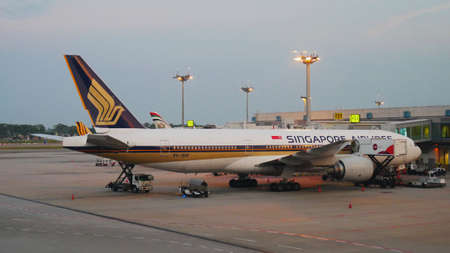 Singapore, Singapore-March 2016: A Singapore Airlines aircraft loads passengers and cargo at Changi Airport.のeditorial素材