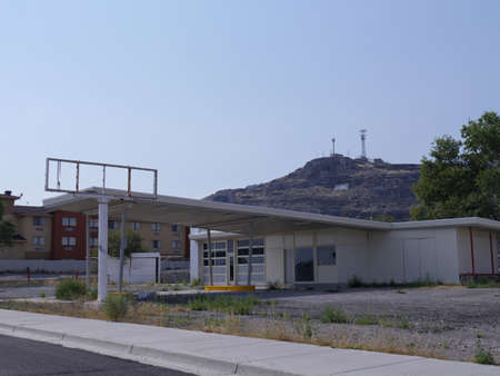 Abandoned gasoline station along the road in West Wendover, Nevada.のeditorial素材