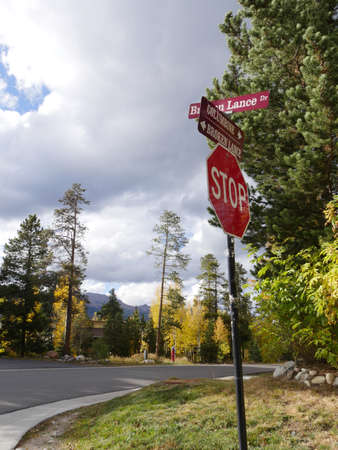 Stop sign in a winding road in the Colorado mountains on a beautiful day in autumn
Colorado, USAの写真素材