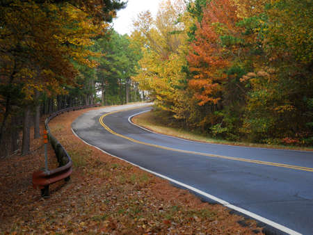 Scenic drives in America
Scenic curbing roadside view at the Talimena National Scenic Byway in Oklahoma during autumnの写真素材