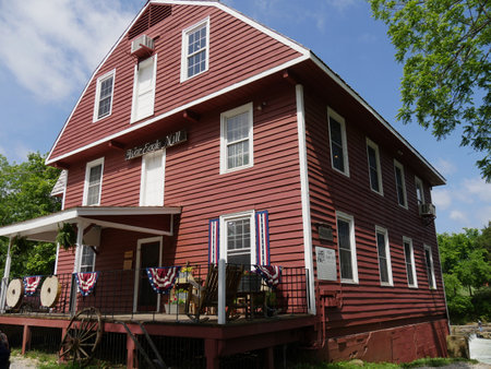 ROGERS, ARKANSASâ The War Eagle Mill building in Rogers, Arkansas taken in May 2017. The first and second floors hold assorted souvenir items and goods while the top floor is the Bean Palace Restaurant.のeditorial素材