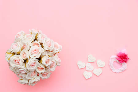 Heart symbol made of stone, white pink roses. Valentine's and mothers day background. Flat lay, top viewsの写真素材