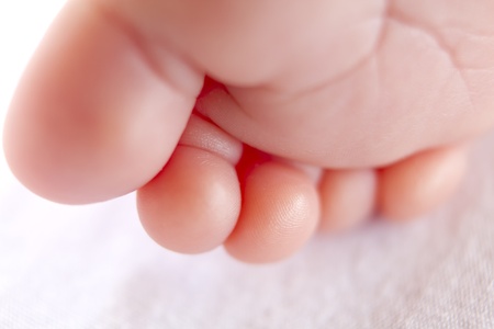 8 days old girls bead looking tiny toes.の写真素材