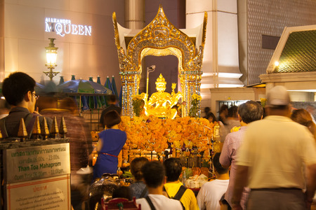 Bangkok,Thailand - April 04,2015 : A lot of people pray at the shrine of the four-faced Brahma statue on April 04, 2015 at Ratchaprasong Junction in Bangkok,Thailandのeditorial素材