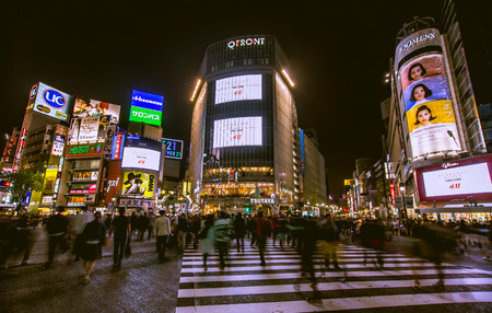 Tokyo, Japan - may 20: Pedestrians cross at Shibuya Crossing on may 20th in Tokyo, Japan, 2016 . Shibuya Crossing is one of the busiest crosswalks in the world.のeditorial素材
