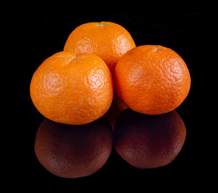 Tangerines on reflective black studio backgroundの写真素材