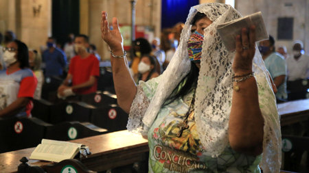 salvador, bahia, brazil - january 1, 2021: Catholics wear mascots and buy social distance during mass at the Church of Nossa Senhora da Conceicao da Praia in the outgoing city of Salvador.のeditorial素材