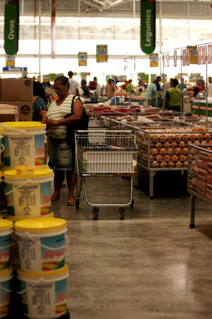 eunapolis, bahia / brazil - august 10, 2009: customers are seen pushing a shopping cart at the Atacadao supermarket in the city of Eunapolis, in southern Bahia.のeditorial素材