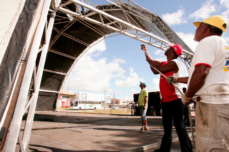 eunapolis, bahia / brazil - june 28, 2010: workers are seen setting up a structure for the festivities in honor of Sao Pedro in the city of Eunapolis.のeditorial素材