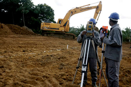 salvador, bahia / brazil - july 6, 2016: Workers are seen at the construction site of Salvador Municipal Hospital, in the neighborhood of Boca da Mata.のeditorial素材