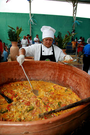 belmonte, bahia / brazil - september 11, 2008: chief cook prepares a giant fish stew in the city of Belmonte, in the south of Bahia.のeditorial素材