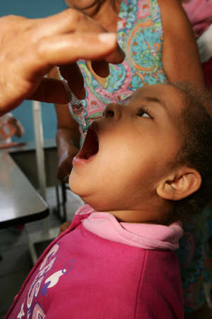 eunapolis, bahia / brazil - august 14, 2010: Child seen receiving dose of polio vaccine at health posts in the city of Eunapolis.のeditorial素材
