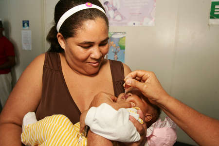eunapolis, bahia / brazil - august 14, 2010: Child seen receiving dose of polio vaccine at health posts in the city of Eunapolis.のeditorial素材