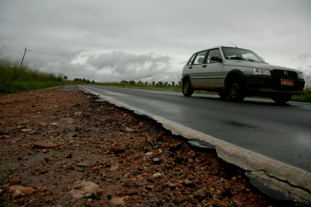 porto Seguro, bahia / brazil - may 5, 2009: shoulder devastated by the erosion on the highway BR 367 in the city of Porto Seguro, in the south of Bahia.のeditorial素材