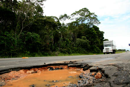 eunapolis, bahia / brazil - may 5, 2009: holes are seen in the asphalt of federal highway BR 367 in the municipality of Eunapolis.のeditorial素材