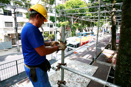 salvador, bahia / brazil - february 11, 2016: workers working to dismantle the cabin structure in the Campo Grande neighborhood used in the Carnival of the city of Salvador.のeditorial素材