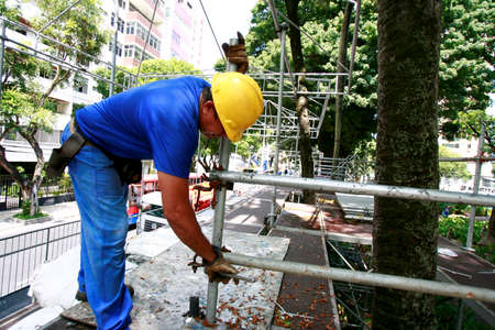salvador, bahia / brazil - february 11, 2016: workers working to dismantle the cabin structure in the Campo Grande neighborhood used in the Carnival of the city of Salvador.のeditorial素材