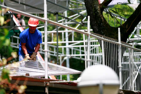salvador, bahia / brazil - february 11, 2016: workers working to dismantle the cabin structure in the Campo Grande neighborhood used in the Carnival of the city of Salvador.のeditorial素材
