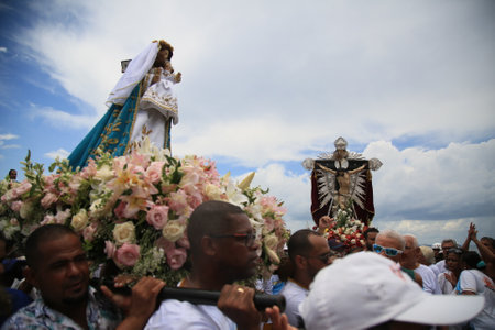 salvador, bahia / brazil - januuary 1, 2020: Image of Bom Jesus dos Navegantes is seen next to the image of Our Lady of Boa Viagem, after disembarking from Galeota Graditのeditorial素材