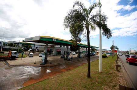 salvador, bahia / brazil - december 7, 2016: seen gas station at the central canteriros of avenue Luiz Viana Filho - Paralela in the city of Salvador.のeditorial素材