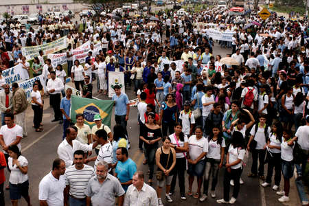 eunapolis, bahia / brazil - september 1, 2009: People close highway BR 101 to protest against urban violence in the city of Eunapolis.のeditorial素材