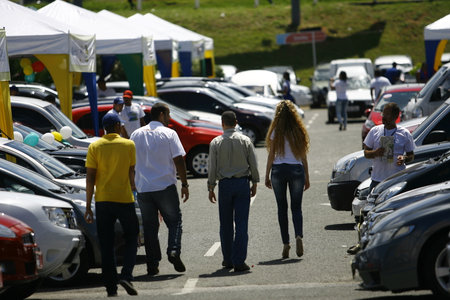 salvador, bahia / brazil - august 29, 2014: Customers are seen during used vehicle fair. The event takes place in the parking lot of the Extra supermarket on Avenida Luiz Viana in Salvador.のeditorial素材