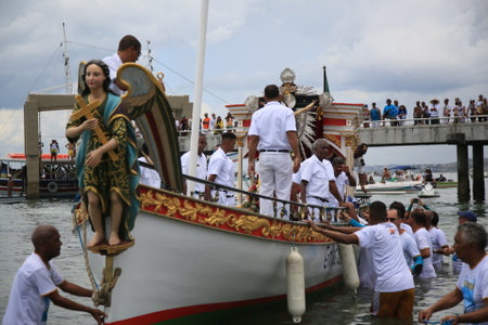 salvador, bahia / brazil - januuary 1, 2020: Image of Bom Jesus dos Navegantes leaves Galeota Gratitude of the People after sailing in a maritime procession through the Bay of All Saints in the city of Salvador. *** Local Caption ***のeditorial素材