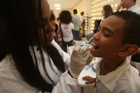 salvador, bahia / brazil - november 8, 2018: Student of public school in the Bairro da Paz in Salvador learn to brush their teeth during social action.のeditorial素材