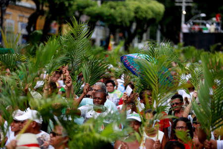 salvador, bahia / brazil - march 29, 2015: Catholics are seen carrying palm branches during Ramos procession in the city of Salvador. The Christian feast, celebrated on the Sunday before Easter, symbolizes the entry of Jesus Christ into Jerusalem. *** Locのeditorial素材
