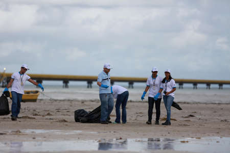 salvador, bahia, brazil - june 5, 2015: social action with volunteers cleaning the beach of Sao Tome de Paripe in the city of Salvador.のeditorial素材