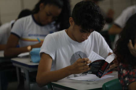 santo antonio de jesus, bahia, brazil - august 7, 2019: Students are seen in the courtyard of the public school in the city of Santo Antonio de Jesus.のeditorial素材