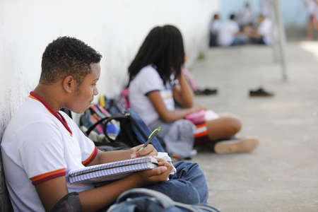santo antonio de jesus, bahia, brazil - august 7, 2019: Students are seen in the courtyard of the public school in the city of Santo Antonio de Jesus.のeditorial素材