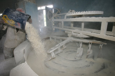 eunapolis, bahia, brazil - March 18, 2011: Cassava flour production in a flour house in the municipality of Eunapolis.のeditorial素材