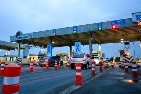 3,112 / 5,000 Translation Results pojuca, bahia, brazil - november 17, 2014: toll plaza for vehicles...