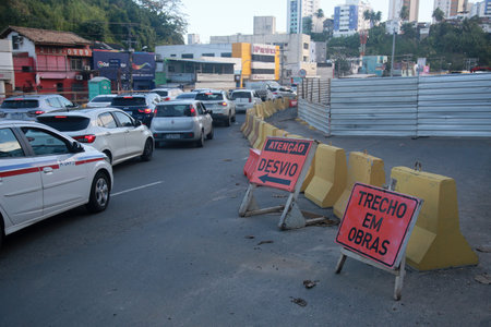 salvador, bahia, brazil - july 29, 2022: detour signage at the construction site of the exclusive lane for the BRT transport system in the Lucaia channel region in Salvador.のeditorial素材