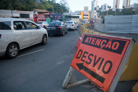 salvador, bahia, brazil - july 29, 2022: detour signage at the construction site of the exclusive lane for the BRT transport system in the Lucaia channel region in Salvador.のeditorial素材