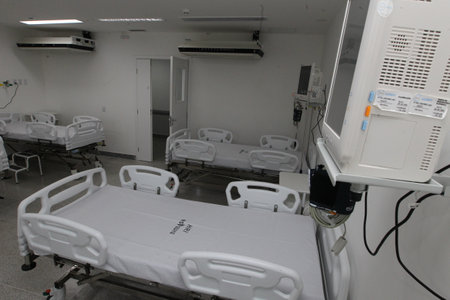 itaberaba, bahia, brazil - june 2, 2023: bed in a ward of a hospital with public care through the unified health system in the city of Itaberabaのeditorial素材