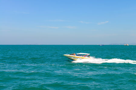 PATTAYA, THAILAND - DECEMBER 29 : Speedboat navigating in the Gulf of Pattaya on December 29, 2014 in Pattaya,  Thailandのeditorial素材