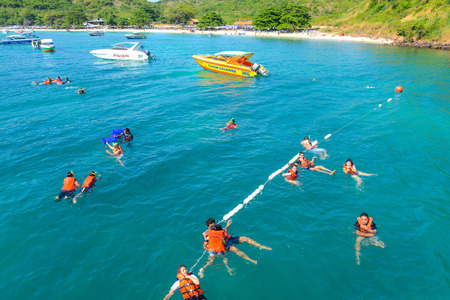 PATTAYA, THAILAND - DECEMBER 29 : A group of tourists snorkeling on blue sea water in the tropical beach on December 29, 2014 in Larn Island, Pattaya, Thailandのeditorial素材