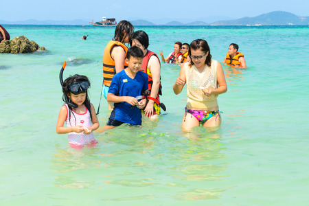 PHANG NGA,THAILAND - MARCH 24 :  Tourists watching the fish and playing sea water happily on the beach in summer at Khai Nok island. - 24 March 2015, Phang Nga, Thailandのeditorial素材