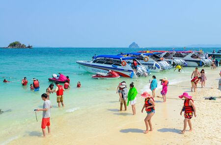 PHANG NGA,THAILAND - MARCH 24 :  People relaxing, swimming, Shooting photo, having fun on the beach in summer at Khai Nok island. - 24 March 2015, Phang Nga, Thailandのeditorial素材