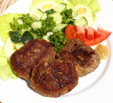  this is a baked turkey cutlets, served with fresh vegetable salad の写真素材