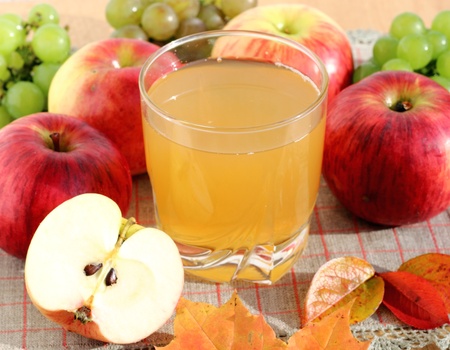  It is a glass of freshly squeezed natural apple juiceの写真素材