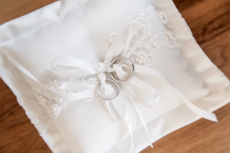 Silver wedding rings on a white padの写真素材