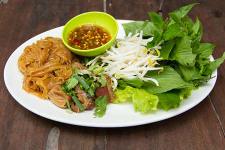 Dried noodles with vegetables and sauce