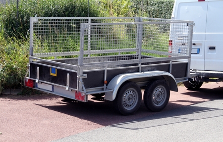 Car trailer with cargo grille