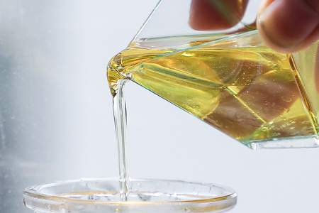 Palm oil pouring drizzle dropletの写真素材