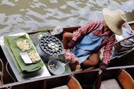 BANGKOK, THAILAND â May 03, 2019: Damnoen Saduak Floating Market is a floating market in Damnoen Saduak District, Ratchaburi Province, about 100 kilometers southwest of Bangkok.のeditorial素材