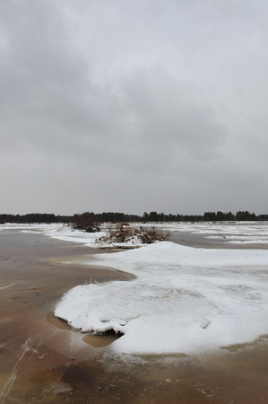 Freezing's on the river Vychegda in late November.の写真素材