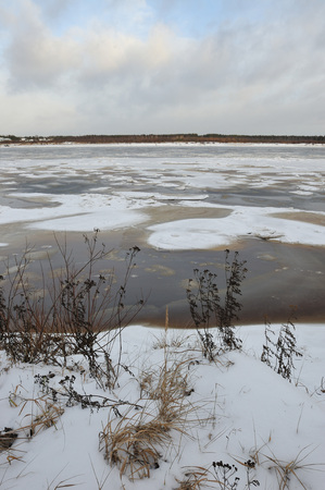 Freezing's on the river Vychegda in late November.の写真素材